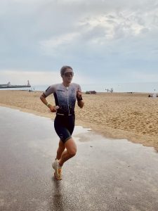 Laura Daly doing her run at Bournemouth Triathlon