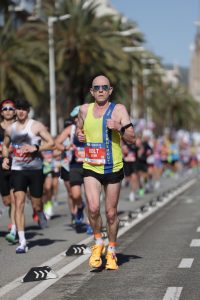 Barry Dolman heading up the road in the Barcelona Marathon