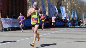 Barry Dolman racing the Barcelona Marathon
