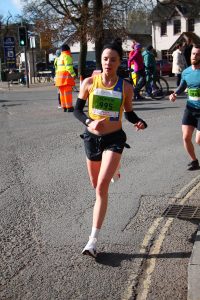 Sophie Read coming round the corner in the Wokingham Half Marathon