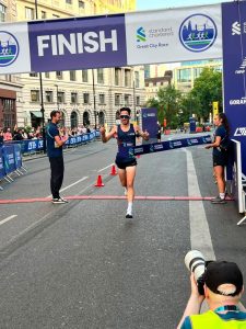 Andrew Fyfe winning the Standard Chartered Great City Race