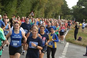 Emma Biggs starting the Totton 10k